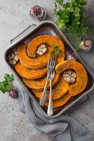 Geroosterde pompoen plakjes met pittige kruiden en knoflook, — Stockfoto