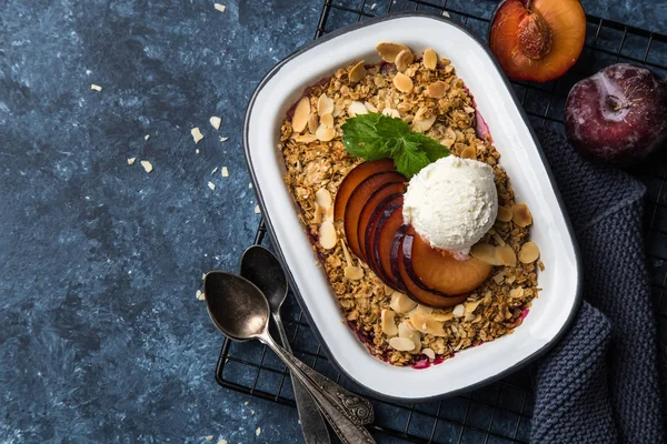 Plum haver crumble taart, geserveerd met ijs — Stockfoto