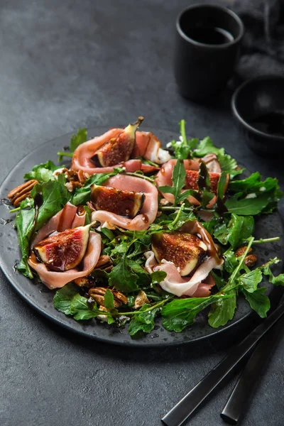 Prosciutto, figs, arugula, goat cheese salad with pecan nuts and — Stock Photo, Image