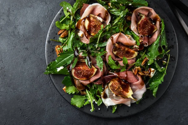 Prosciutto, figs, arugula, goat cheese salad with pecan nuts and — Stock Photo, Image