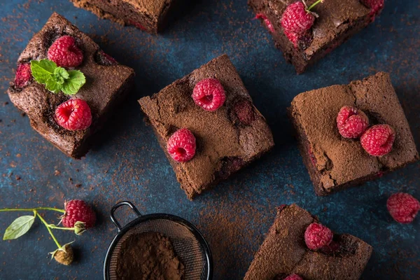 Himbeerbrownies serviert mit frischen Beeren auf blauem Hintergrund — Stockfoto