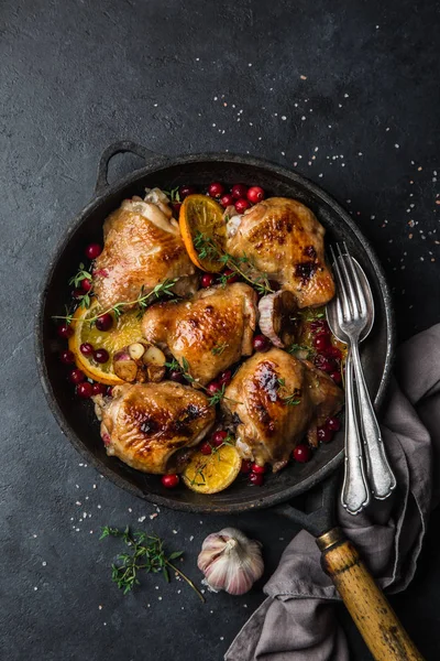 Rostad kyckling med apelsin, tranbär och kryddiga örter på pan — Stockfoto