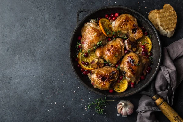 Rostad kyckling med apelsin, tranbär och kryddiga örter på pan — Stockfoto