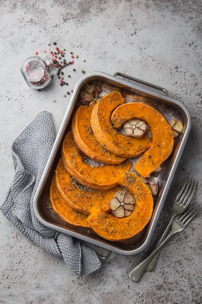 Geroosterde pompoen plakjes met pittige kruiden en knoflook — Stockfoto