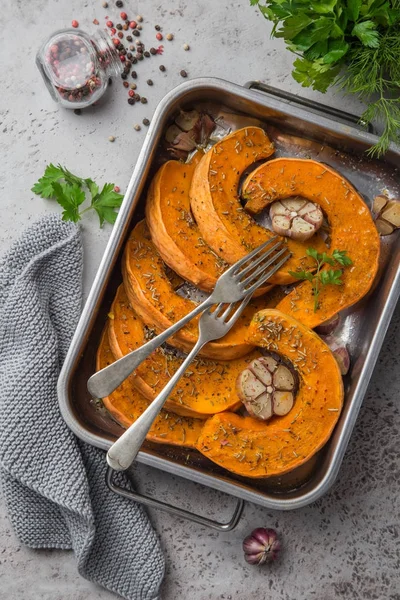 Roasted pumpkin slices with spicy herbs and garlic — Stock Photo, Image