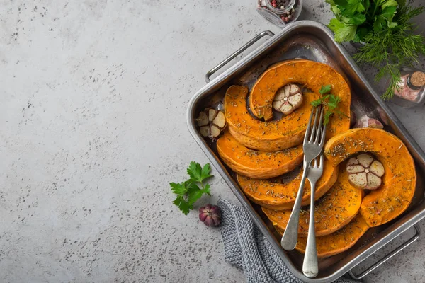 Rodajas de calabaza asadas con hierbas especiadas y ajo — Foto de Stock