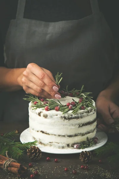 Kobieta zdobi świąteczny Bożego Narodzenia Piernik ciasto — Zdjęcie stockowe
