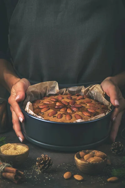 Mujer sostiene pastel de frutas tradicional —  Fotos de Stock