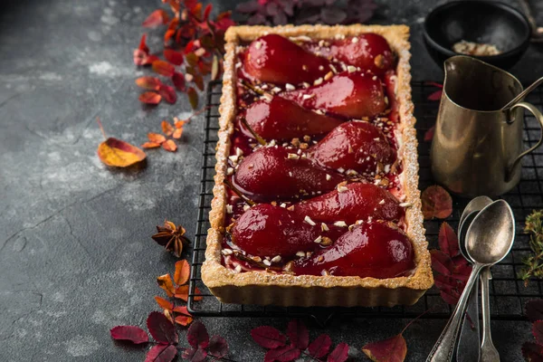 Taart met rode wijn gepocheerde peren — Stockfoto