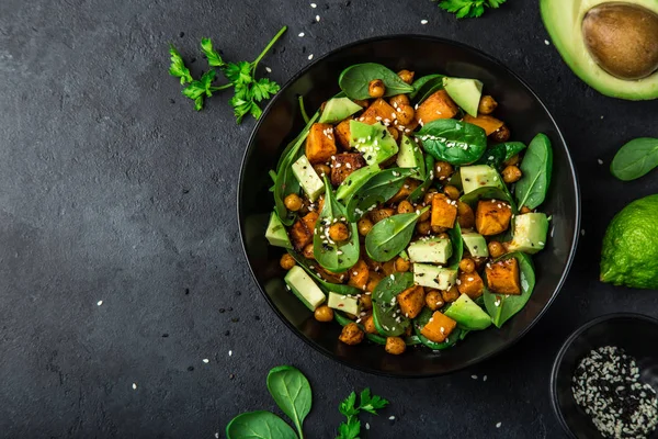 Abacate, quinoa, batata-doce torrada, espinafre e grão de bico sa — Fotografia de Stock