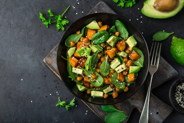 Avocado, Quinoa, geröstete Süßkartoffeln, Spinat und Kichererbsen sa — Stockfoto