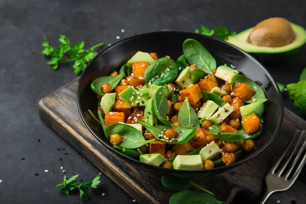 Avocado, quinoa, geroosterde zoete aardappel, spinazie en kikkererwten sa — Stockfoto