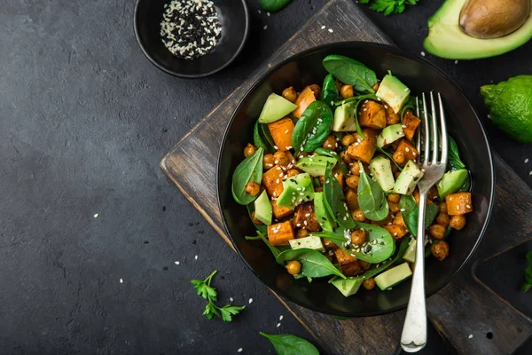Avocado, quinoa, geroosterde zoete aardappel, spinazie en kikkererwten sa — Stockfoto