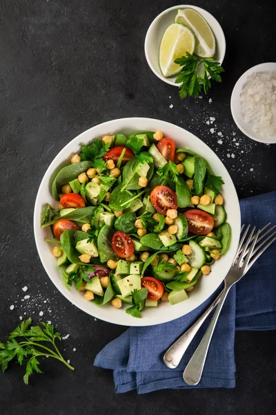 Avocado, Tomaten, Kichererbsen, Spinat und Gurkensalat — Stockfoto