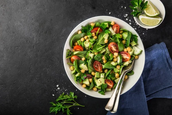 Salade d'avocat, tomates, pois chiches, épinards et concombre — Photo