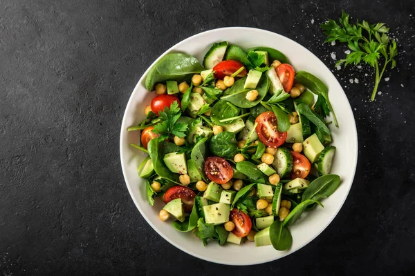 Ensalada de aguacate, tomate, garbanzos, espinacas y pepino — Foto de Stock