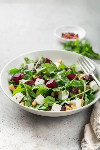 Ensalada de remolacha, rúcula, queso feta y nuez —  Fotos de Stock