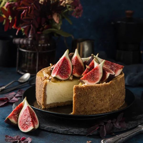 Cheesecake geserveerd met verse vijgen, noten en honing — Stockfoto