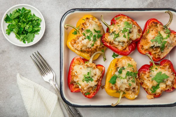 Paprika fylt med kjøtt, grønnsaker og ost – stockfoto