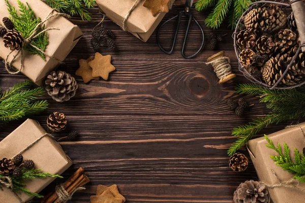 Різдвяний фон. Подарункова коробка, загорнута в крафт-папір і декор — стокове фото