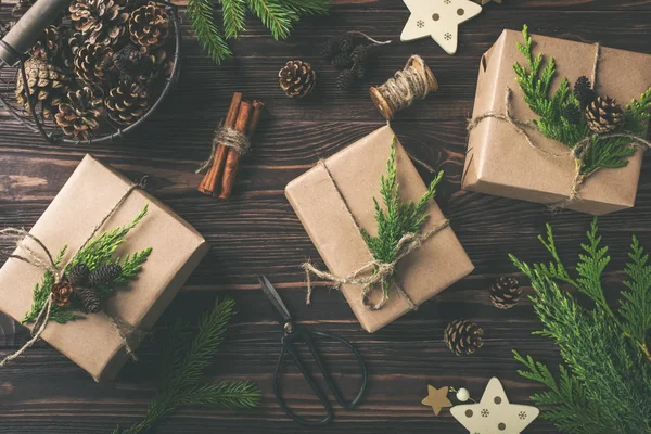 Presentes de Natal ou Ano Novo embrulhados em papel kraft — Fotografia de Stock