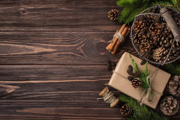 Presentes de Natal ou Ano Novo embrulhados em papel kraft . — Fotografia de Stock