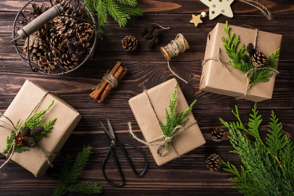 Regalos de Navidad o Año Nuevo envueltos en papel kraft —  Fotos de Stock