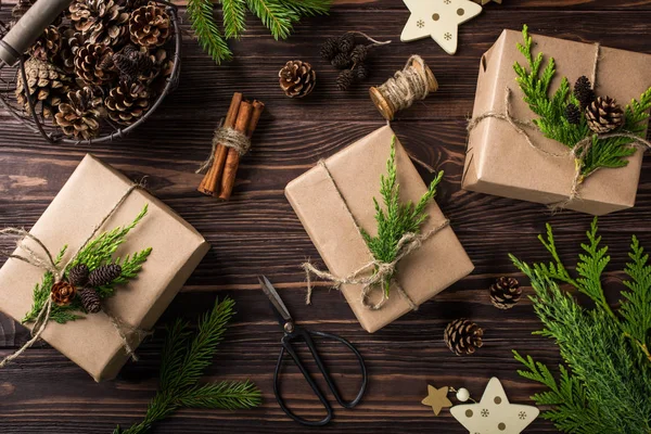 Regalos de Navidad o Año Nuevo envueltos en papel kraft —  Fotos de Stock