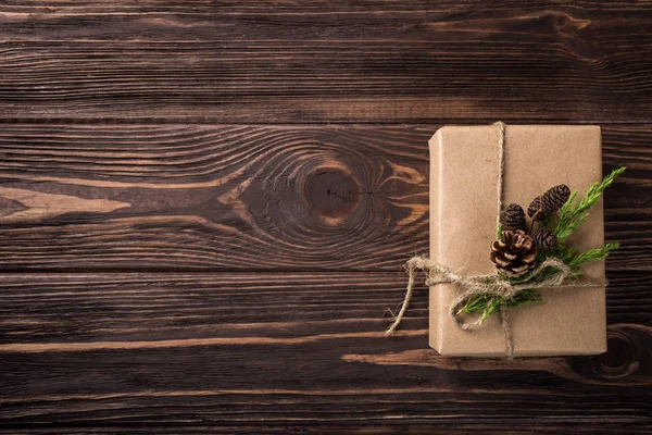 Regalos de Navidad o Año Nuevo envueltos en papel kraft . — Foto de Stock