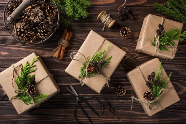 Різдво або новий рік подарунки, загорнуті в Крафт-папір — стокове фото