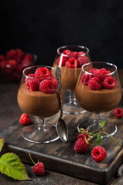 Delicioso mousse de chocolate servido con frambuesa fresca — Foto de Stock