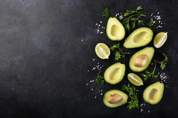 Voedsel achtergrond met avocado, limoen en peterselie — Stockfoto