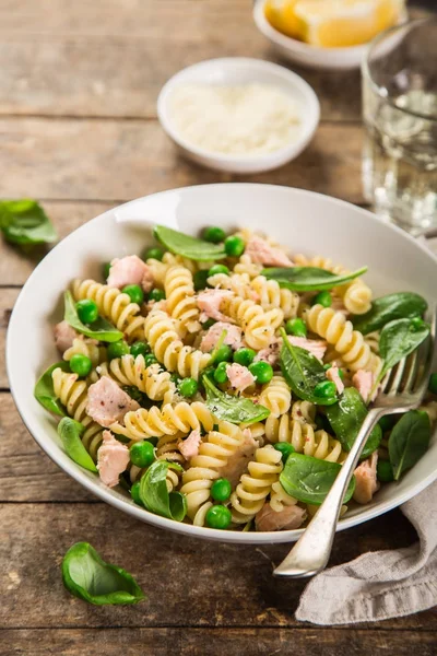 Pâtes fusilli au saumon, aux épinards et aux petits pois — Photo