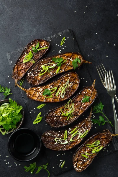 Melanzane grigliate glassate servite con semi di sesamo e onio verde — Foto Stock