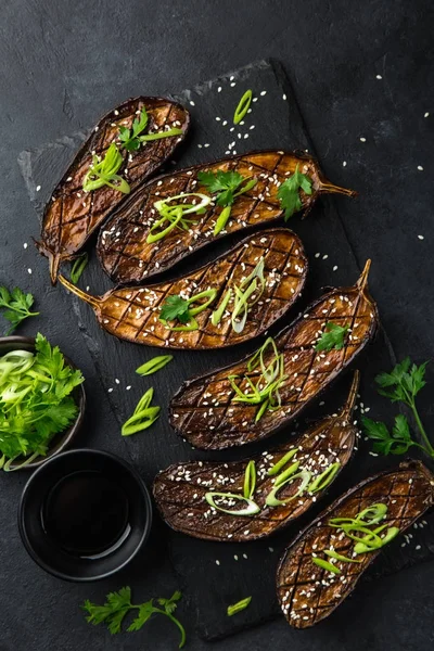 Geglazuurde Gegrilde aubergines, geserveerd met sesam zaden en groen onio — Stockfoto