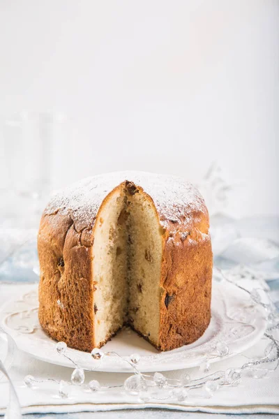 Panettone. Geleneksel İtalyan Noel kek kuru üzüm ve d — Stok fotoğraf