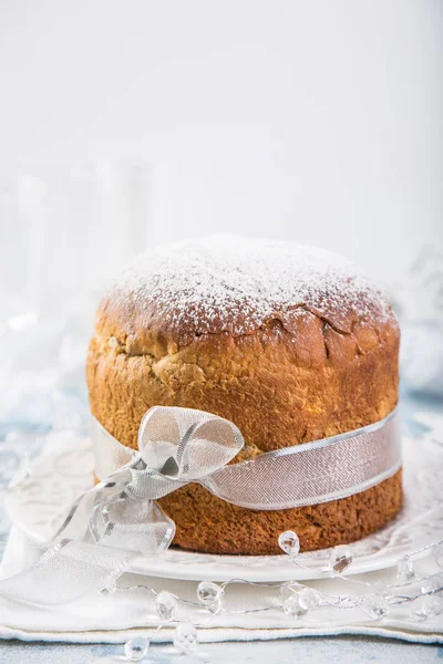 Panettone. traditioneller italienischer Weihnachtskuchen mit Rosinen und d — Stockfoto