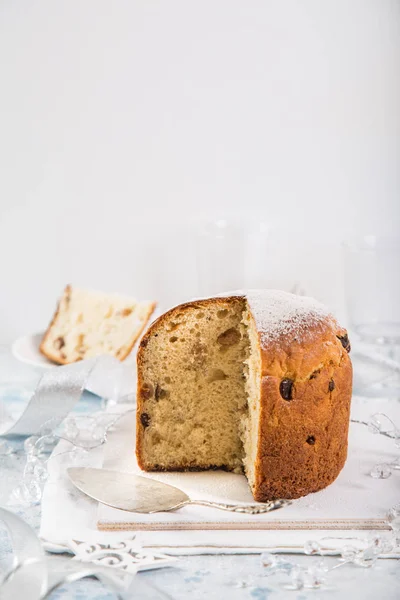 Panettone. Torta natalizia tradizionale italiana con uvetta e d — Foto Stock