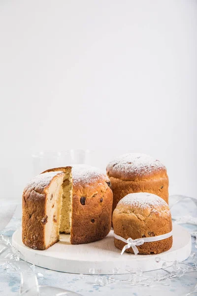 Panettone. Geleneksel İtalyan Noel kek kuru üzüm ve d — Stok fotoğraf