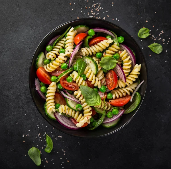 Domates, salatalık, ıspanak ve konservesi ile makarna salatası bezelye — Stok fotoğraf