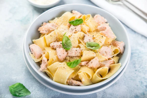 Pappardelle pasta met zalm in roomsaus — Stockfoto
