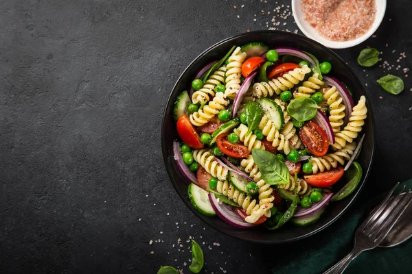 Domates, salatalık, ıspanak ve konservesi ile makarna salatası bezelye — Stok fotoğraf