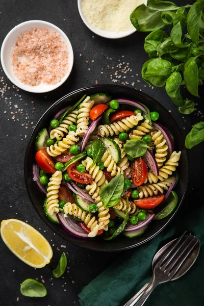 Ensalada de pasta con tomate, pepino, espinacas y guisantes —  Fotos de Stock