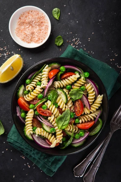 Domates, salatalık, ıspanak ve konservesi ile makarna salatası bezelye — Stok fotoğraf