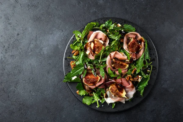 Prosciutto, figs, arugula, goat cheese salad with pecan nuts and — Stock Photo, Image