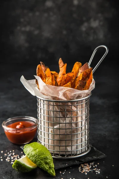 Geroosterde zoete aardappel met tomaat saus — Stockfoto