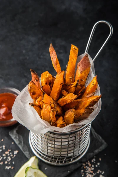 Geroosterde zoete aardappel met tomaat saus — Stockfoto