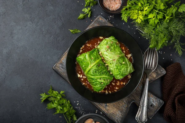 Rouleaux de chou de Savoie farcis avec de la viande et des légumes servis avec — Photo