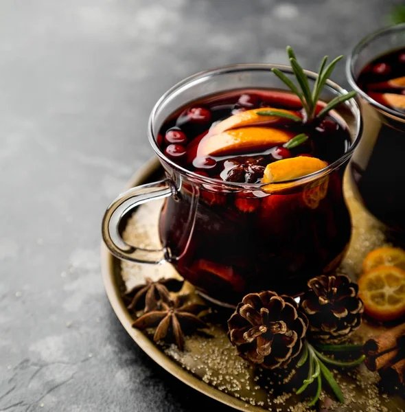 Picante quente vinho quente quente em copo de vidro para o Natal — Fotografia de Stock