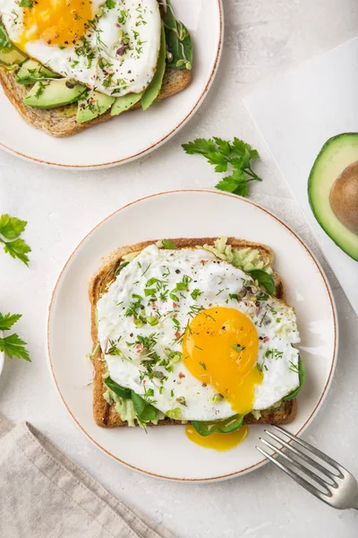 Toast met avocado, spinazie en gebakken ei — Stockfoto